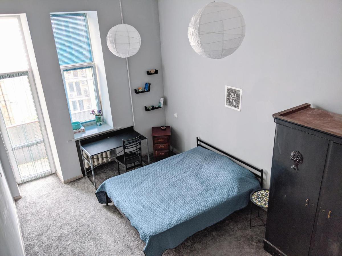 Entire 2-Bedroom Authentic Flat Киев Екстериор снимка