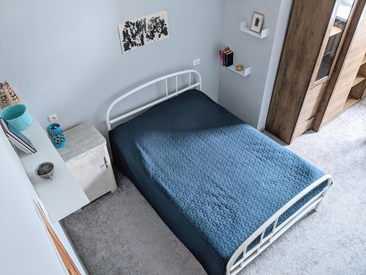 Entire 2-Bedroom Authentic Flat Киев Екстериор снимка