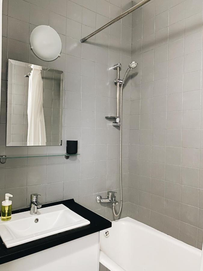 Entire 2-Bedroom Authentic Flat Киев Екстериор снимка
