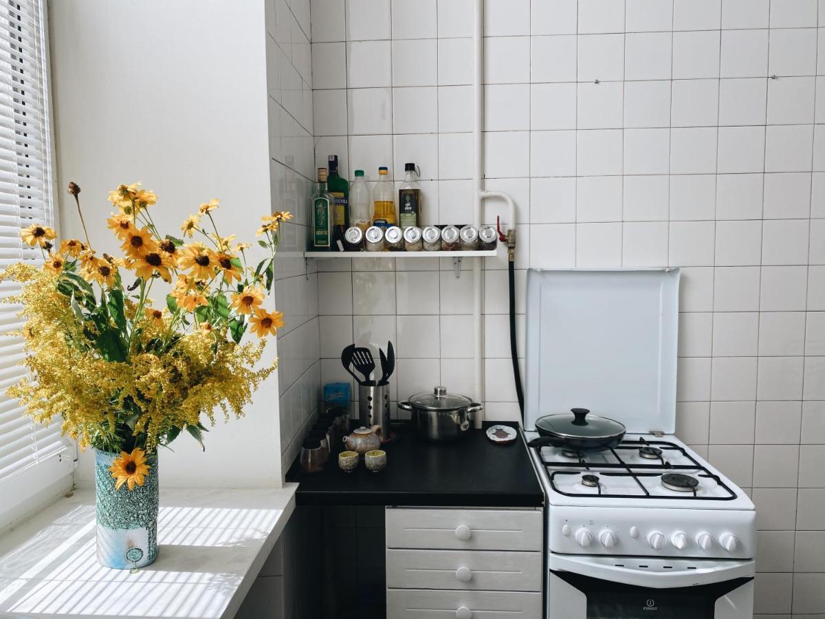 Entire 2-Bedroom Authentic Flat Киев Екстериор снимка