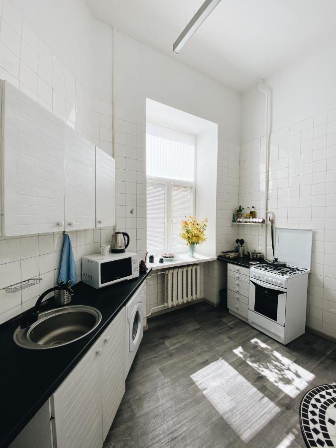 Entire 2-Bedroom Authentic Flat Киев Екстериор снимка